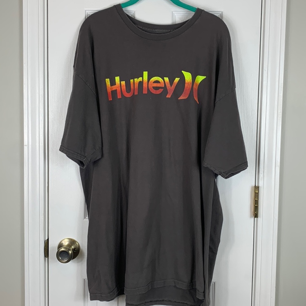 Hurley grey short sleeved tee shirt with ombré logo on front size XXL.